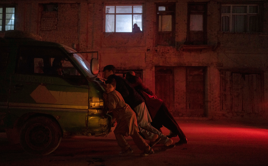 παιδιά σπρώχνουν ένα αυτοκίνητο παιδιά σπρώχνουν ένα αυτοκίνητο