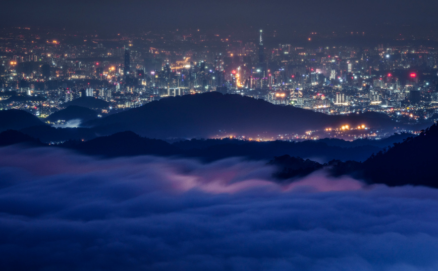 Νέφος πάνω από μητρόπολη Νέφος πάνω από μητρόπολη