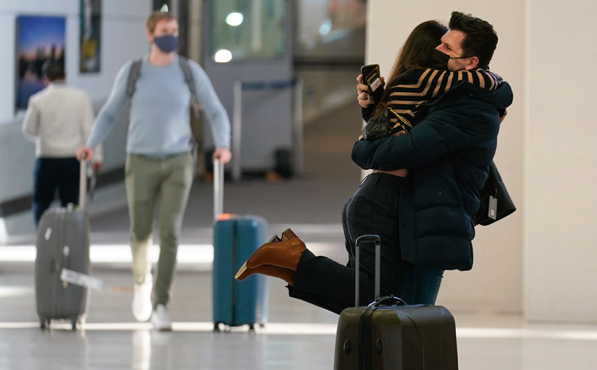 Ένα ζευγάρι αγκαλιάζεται Ένα ζευγάρι αγκαλιάζεται