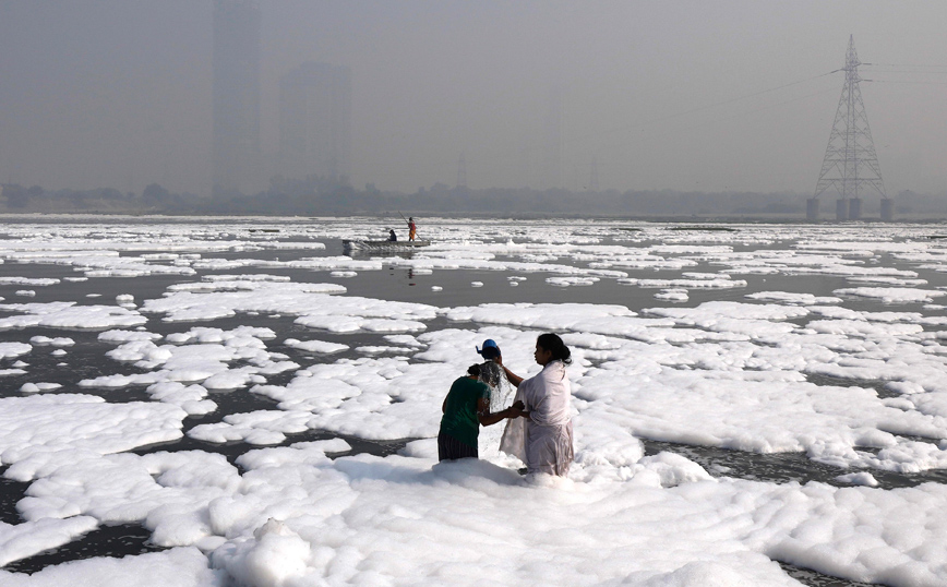 Μπάνιο σε λίμνη με τοξικά απόβλητα Μπάνιο σε λίμνη με τοξικά απόβλητα