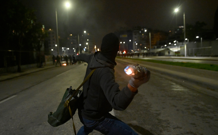 Μολότοφ μετά την πορεία του Πολυτεχνείου στη Θεσσαλονίκη Μολότοφ μετά την πορεία του Πολυτεχνείου στη Θεσσαλονίκη