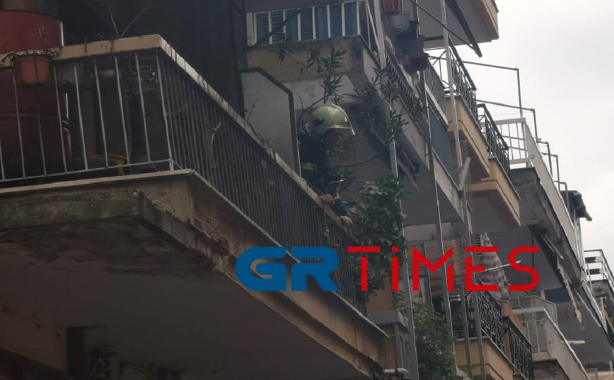Φωτιά σε διαμέρισμα στη Θεσσαλονίκη – Απεγκλωβίστηκε ηλικιωμένη