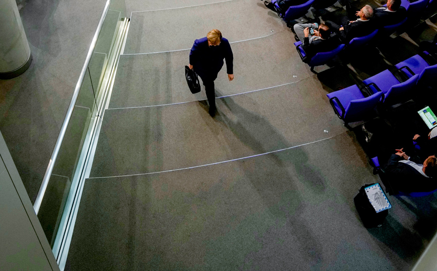 Η καγκελάριος Άνγκελα Μέρκελ την ώρα που φεύγει από το Κοινοβούλιο, έχοντας συζητήσει τα νέα μέτρα για την αντιμετώπιση της πανδημίας Η καγκελάριος Άνγκελα Μέρκελ την ώρα που φεύγει από το Κοινοβούλιο, έχοντας συζητήσει τα νέα μέτρα για την αντιμετώπιση της πανδημίας