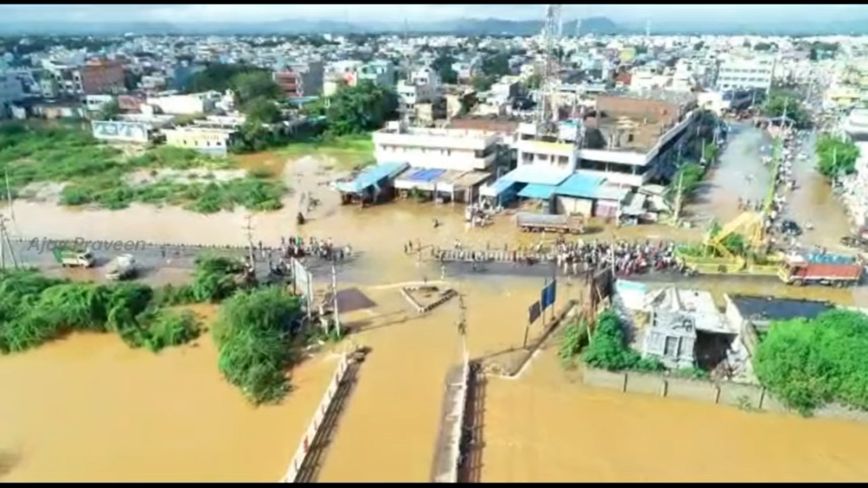 Ινδία: Δεκάδες νεκροί κι αγνοούμενοι από τις ξαφνικές πλημμύρες