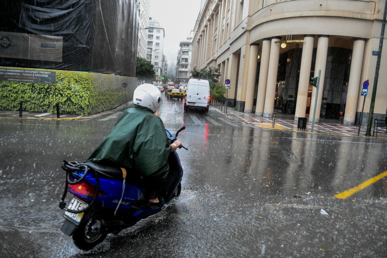 Κακοκαιρία: Προβλήματα από την έντονη βροχόπτωση στην Αττική &#8211; Κλειστοί δρόμοι και απεγκλωβισμοί πολιτών και οδηγών