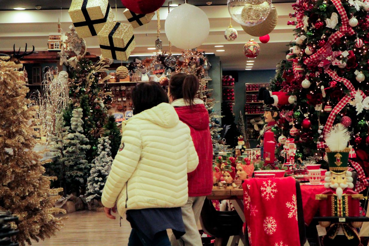 Κατάστημα με χριστουγεννιάτικα είδη και στολίδια Κατάστημα με χριστουγεννιάτικα είδη και στολίδια