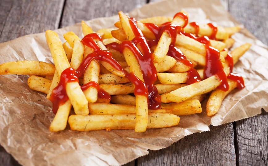 Κέτσαπ σε τηγανιτές πατάτες