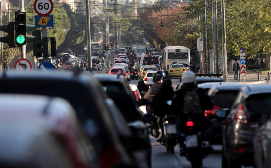 Κίνηση τώρα: Στο «κόκκινο» οι δρόμοι στην Αττική – Πού αντιμετωπίζονται προβλήματα