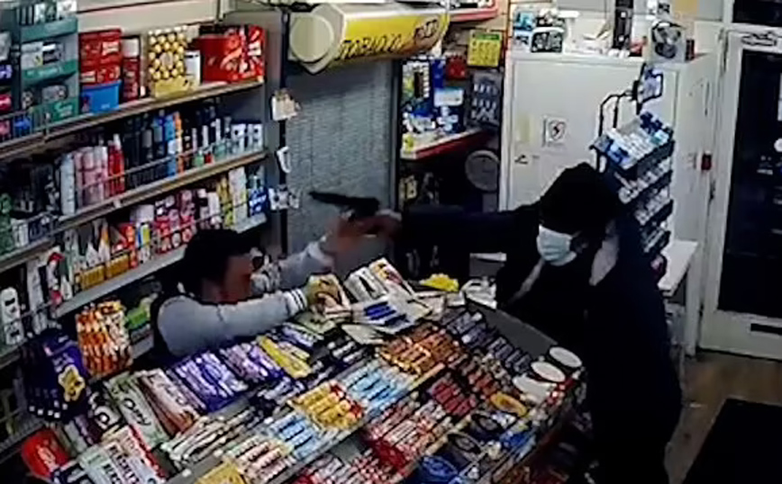 Υπάλληλος αντιμετώπισε τον ληστή και το όπλο του με… έναν πάγκο σοκολάτες