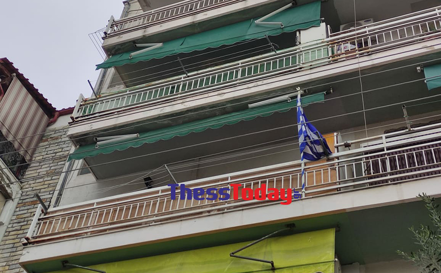 Θεσσαλονίκη: Πάνω σε έναν παππού προσγειώθηκε το παιδί που έπεσε από τον 4ο όροφο &#8211; «Είχαν γυρίσει τα μάτια του»