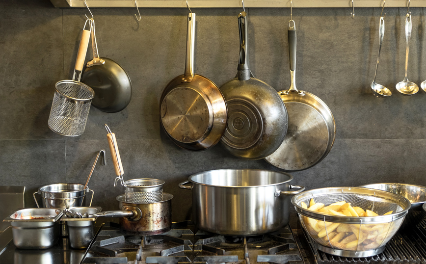 Κατσαρόλες σε κουζίνα Κατσαρόλες σε κουζίνα