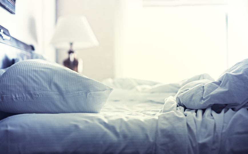 Ξέστρωτα σεντόνια σε κρεβάτι Ξέστρωτα σεντόνια σε κρεβάτι