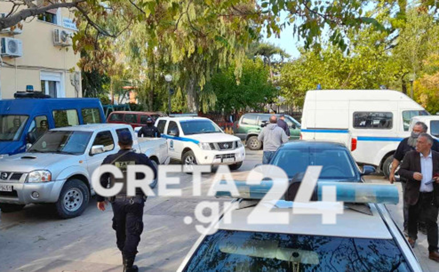 Κρήτη: Απολογείται ο συζυγοκτόνος – Με αλεξίσφαιρο στα δικαστήρια