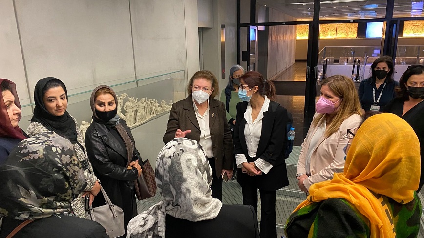 Η Λίνα Μενδώνη υποδέχθηκε ομάδα γυναικών από το Αφγανιστάν στο Μουσείο της Ακρόπολης