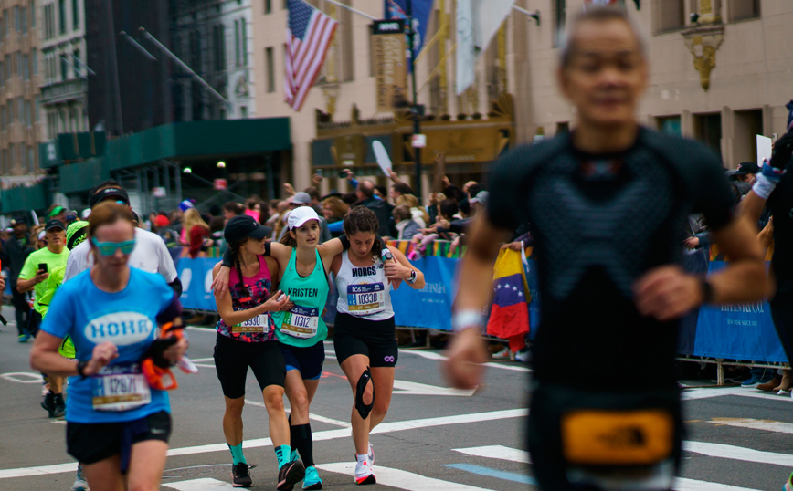 Δρομέας υποβασταζόμενη στον Μαραθώνιο της Νέας Υόρκης Δρομέας υποβασταζόμενη στον Μαραθώνιο της Νέας Υόρκης