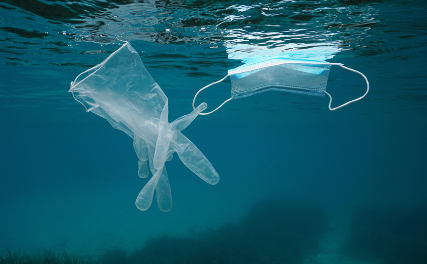 Ο κορονοϊός «προσβάλλει» και το περιβάλλον &#8211; 26.000 τόνοι από μάσκες μέχρι γάντια κατέληξαν στους ωκεανούς