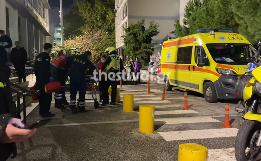 Θεσσαλονίκη: Μαχαίρωσαν νεαρό μπροστά στα μάτια φοιτητών μέσα στο ΑΠΘ – Δείτε βίντεο με τη μεταφορά του τραυματία