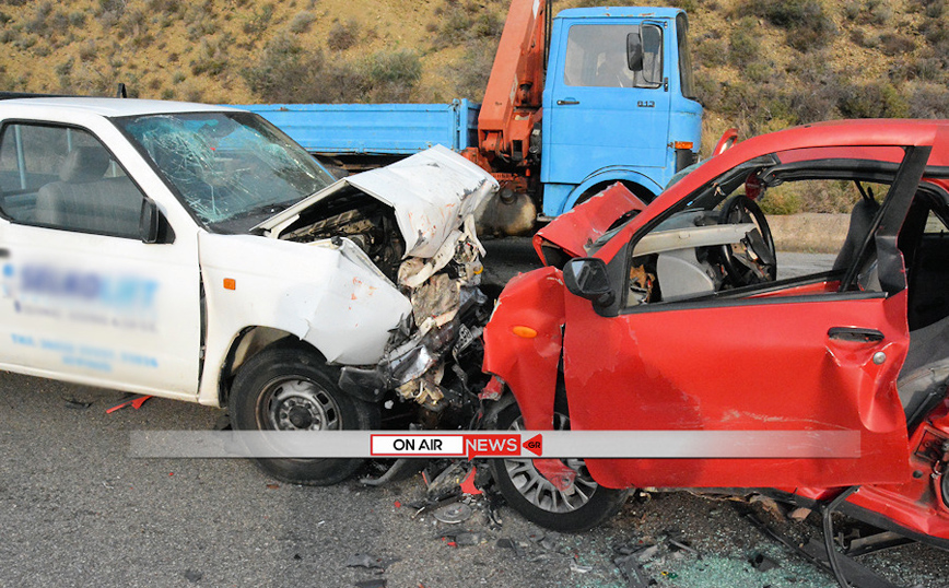 Σφοδρή θανατηφόρα μετωπική σύγκρουση αυτοκινήτων