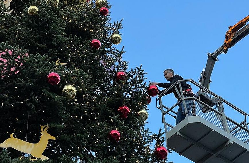 Χριστούγεννα 2021: Ο Κώστας Μπακογιάννης ολοκλήρωσε τον στολισμό του δέντρου στο Σύνταγμα