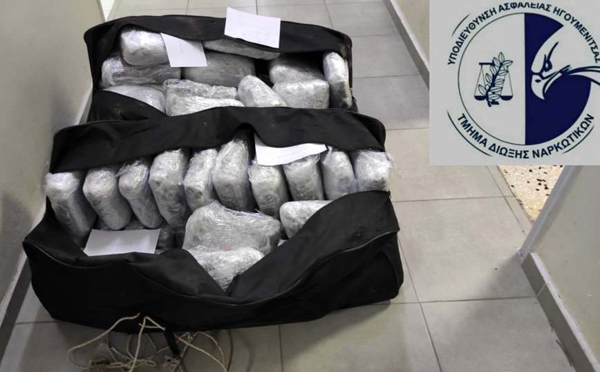 Τα δέματα κάνναβης μέσα στους σάκους που βρέθηκαν στα ελληνοαλβανικά σύνορα Τα δέματα κάνναβης μέσα στους σάκους που βρέθηκαν στα ελληνοαλβανικά σύνορα