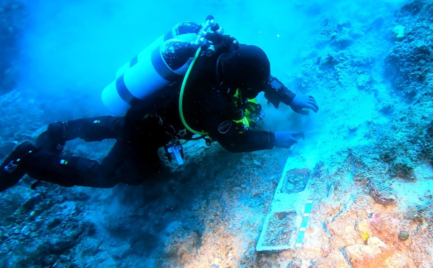 Δύτης στον χώρο του ναυαγίου των Αντικυθήρων