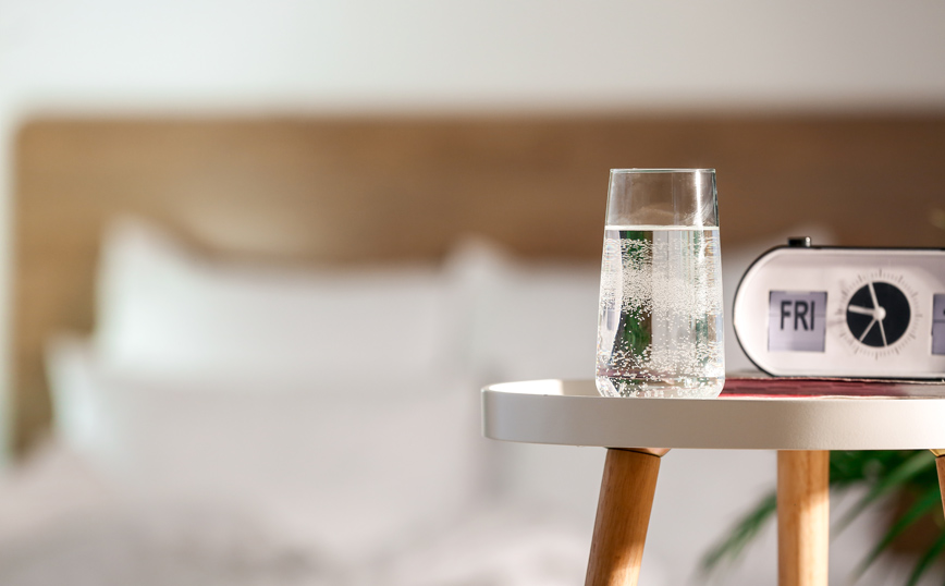 Ποτήρι με νερό στο υπνοδωμάτιο Ποτήρι με νερό στο υπνοδωμάτιο