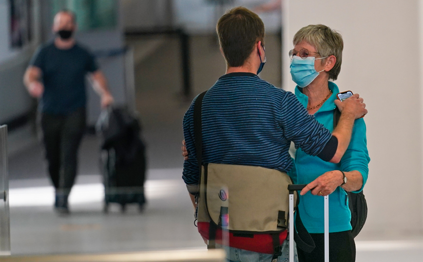 Ταξιδιώτες με μάσκα στο αεροδρόμιο του Άμστερνταμ Ταξιδιώτες με μάσκα στο αεροδρόμιο του Άμστερνταμ