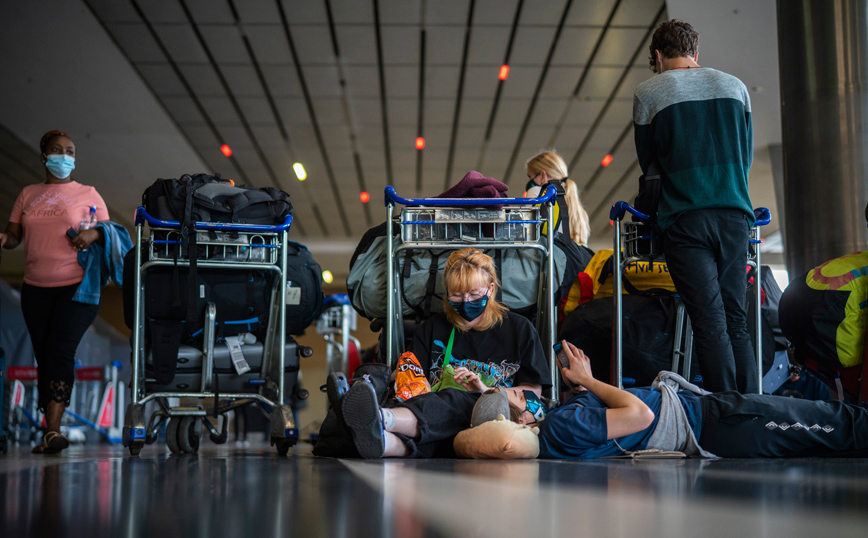 Μετάλλαξη Όμικρον &#8211; Ολλανδία: Δεκαοκτώ κρούσματα στις δύο πτήσεις από τη Νότια Αφρική
