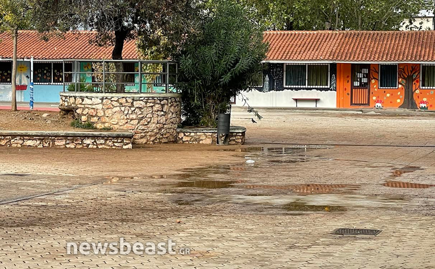 Πλημμύρισε νηπιαγωγείο στην Καλλιθέα, δεύτερη φορά σε ένα μήνα – «Οι νηπιαγωγοί καθαρίζουν μόνες τους τις λάσπες»