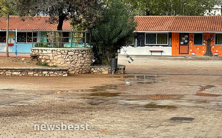 Πλημμύρισε νηπιαγωγείο στην Καλλιθέα, δεύτερη φορά σε ένα μήνα &#8211; «Οι νηπιαγωγοί καθαρίζουν μόνες τους τις λάσπες»