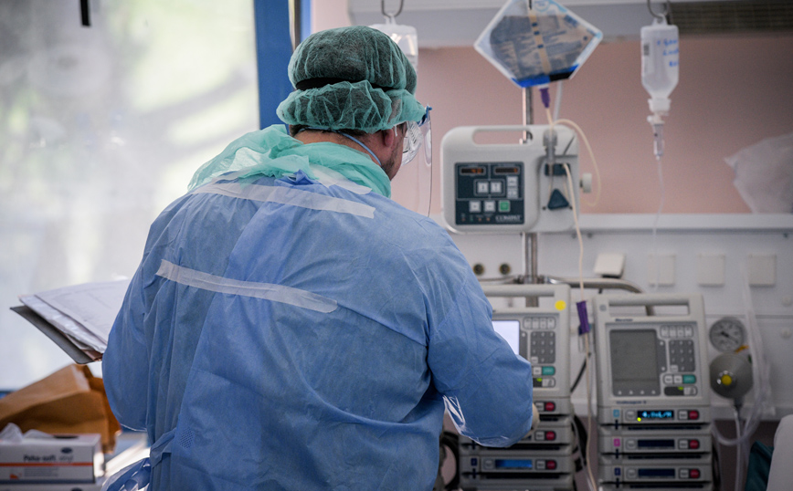 Κορονοϊός: Έρχεται μέχρι τη Δευτέρα η επίταξη των ιδιωτών γιατρών – Ασφυκτιούν τα νοσοκομεία