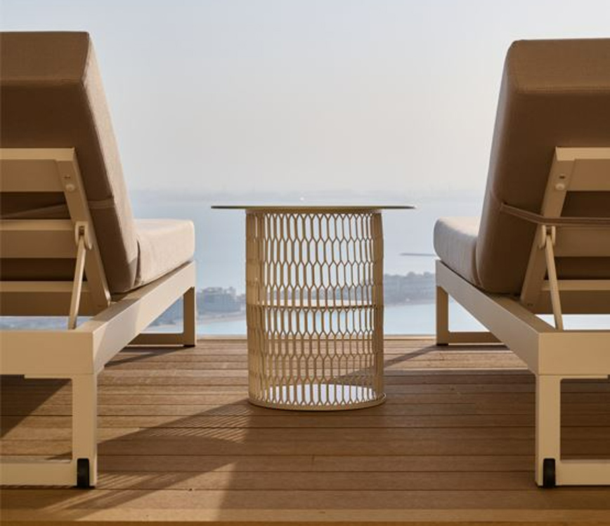 Ξαπλώστρες στην πρώτη 360 πισίνα υπερχείλισης στο Ντουμπάι Ξαπλώστρες στην πρώτη 360 πισίνα υπερχείλισης στο Ντουμπάι