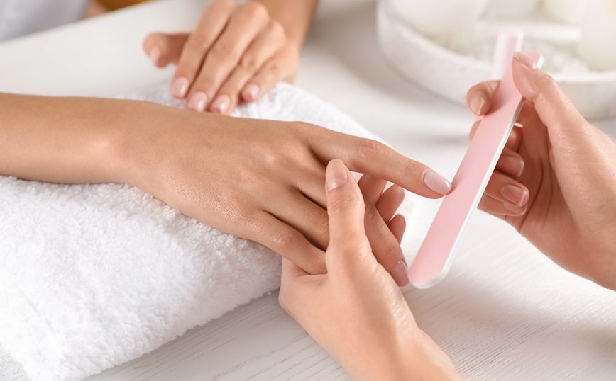 Γυναίκα κάνει μανικιούρ Γυναίκα κάνει μανικιούρ