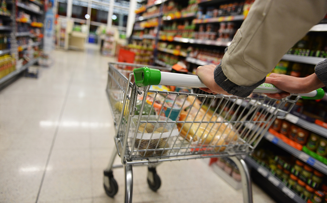 Έρευνα EY: H oικονομική αβεβαιότητα και οι αυξημένες τιμές αποθαρρύνουν τους καταναλωτές παγκοσμίως