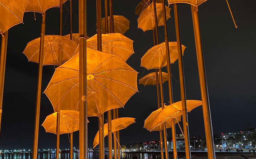 Θεσσαλονίκη: «Πορτοκαλί» οι ομπρέλες του Ζογγολόπουλου