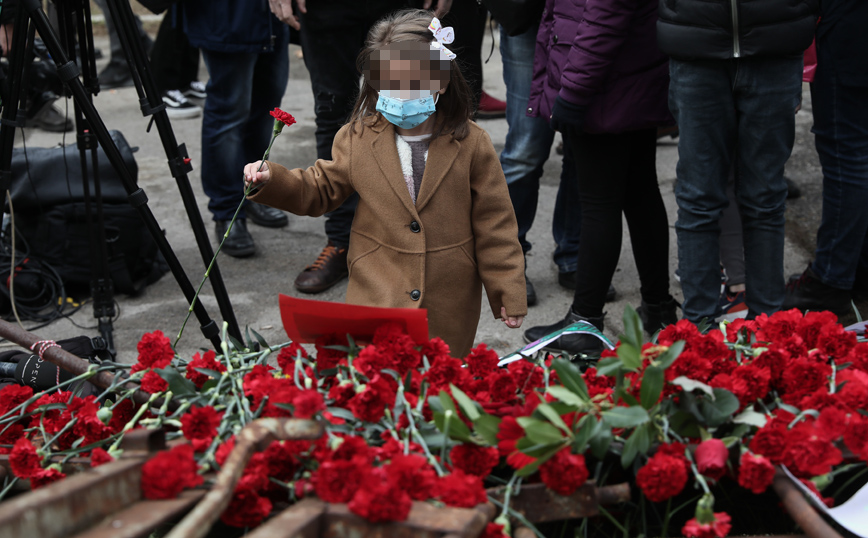 Πολυτεχνείο: Φόρος τιμής από πλήθος κόσμου που δεν σταματά να συρρέει