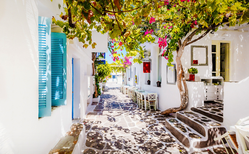 Όμορφο σοκάκι στην Πάρο Όμορφο σοκάκι στην Πάρο