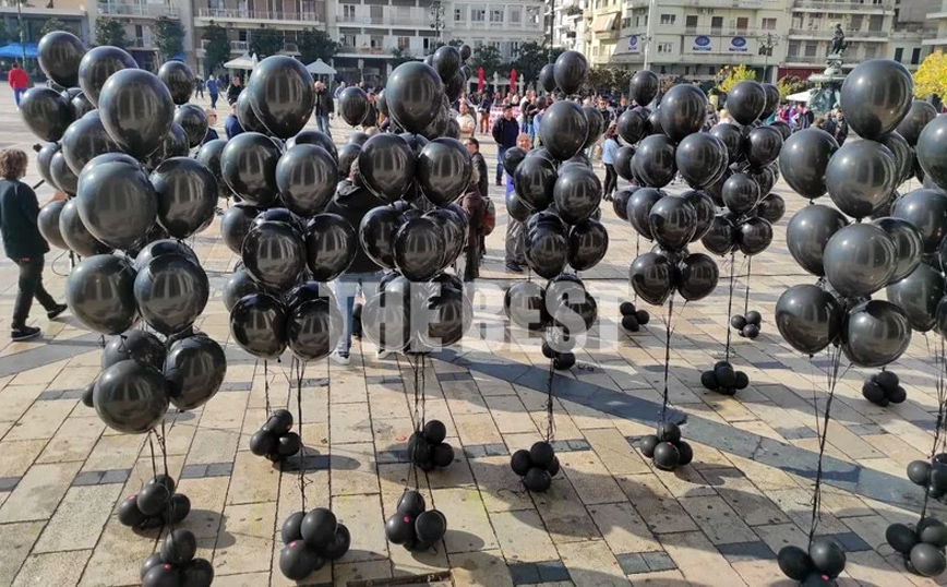 Πάτρα &#8211; Εστίαση: Διαμαρτυρία με μαύρα μπαλόνια ενάντια στα νέα μέτρα