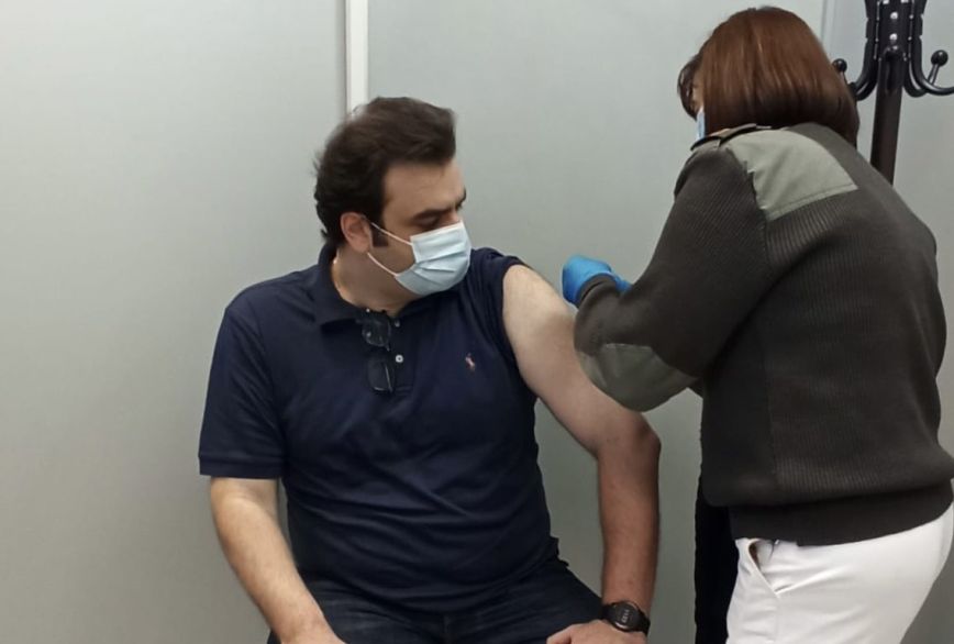 Στον Προμηθέα για την τρίτη δόση του εμβολίου ο Κυριάκος Πιερρακάκης