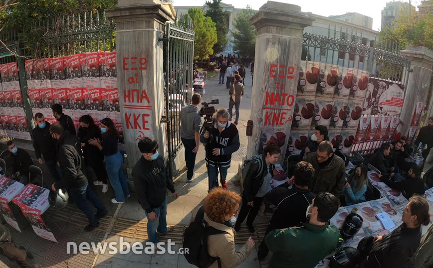 Κοσμος στην είσοδο του Πολυτεχνείου