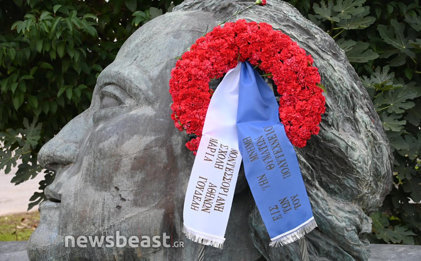 Στεφάνι στο Πολυτεχνείο