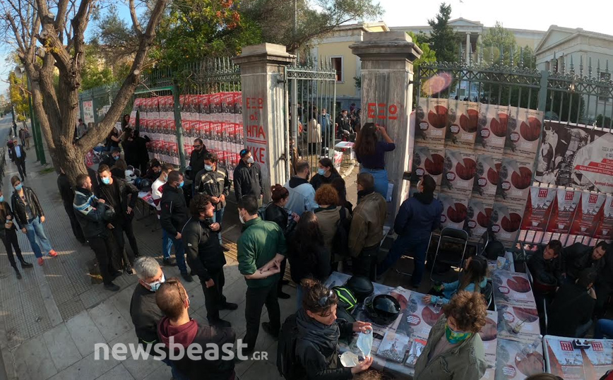 Κοσμος στην είσοδο του Πολυτεχνείου