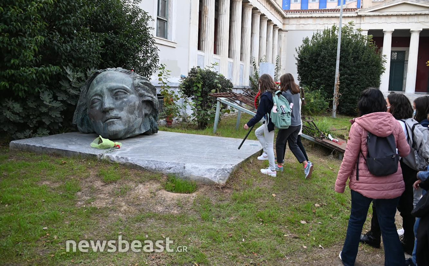 Παιδιά καταθέτουν λουλούδια στο Πολυτεχνείο