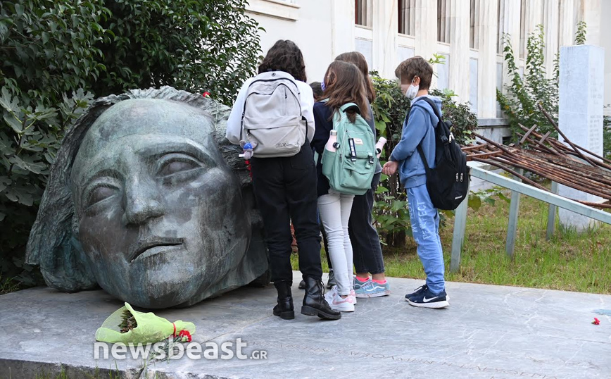 Παιδιά καταθέτουν λουλούδια στο Πολυτεχνείο