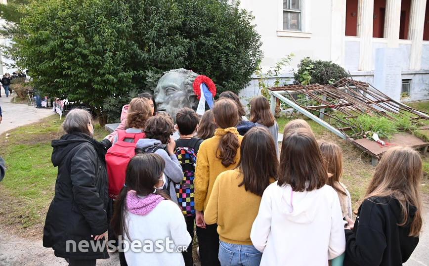 Παιδιά καταθέτουν λουλούδια στο Πολυτεχνείο