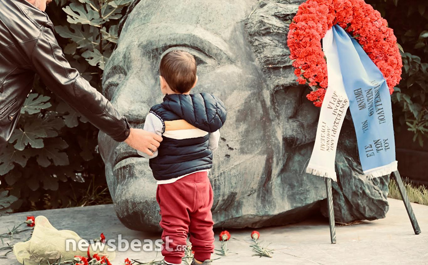 Παιδάκι αφήνει λουλούδι στο Πολυτεχνείο Παιδάκι αφήνει λουλούδι στο Πολυτεχνείο