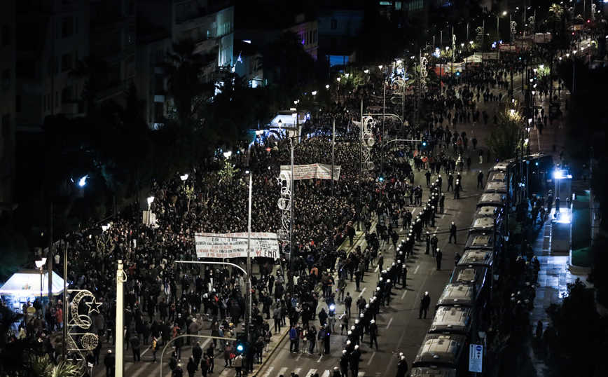 Πολυτεχνείο: Ολοκληρώθηκε η πορεία για την 48η επέτειο &#8211; Η παρουσία της Μάγδας Φύσσα και τα τραγούδια του Θεοδωράκη