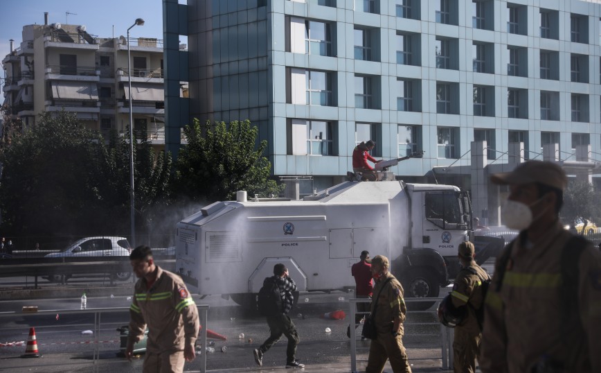 Η ΕΣΗΕΑ στο πλευρό του φωτορεπόρτερ που τραυματίστηκε στη συγκέντρωση των εποχικών πυροσβεστών