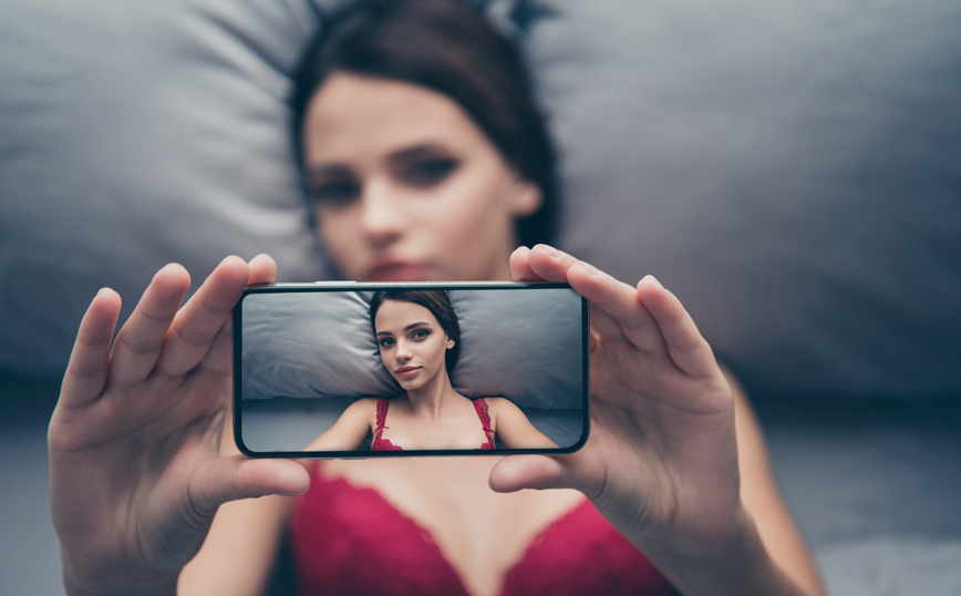 γυναίκα με τα εσώρουχα φωτογραφίζεται