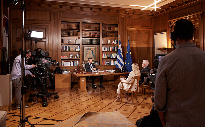 Στιγμή από τη συνέντευξη Μητσοτάκη στο Mega Στιγμή από τη συνέντευξη Μητσοτάκη στο Mega